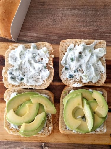 Bun Saumon Avocat Tzatziki Recette De Sandwich Facile