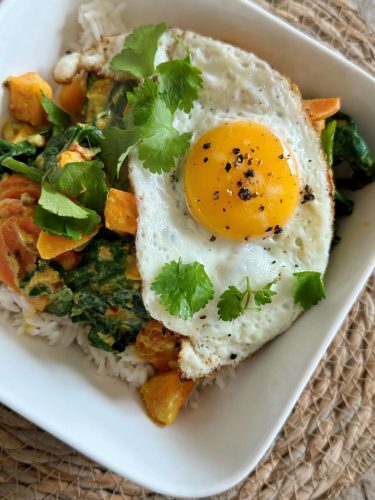 Curry à la patate douce et épinards recette végétarienne