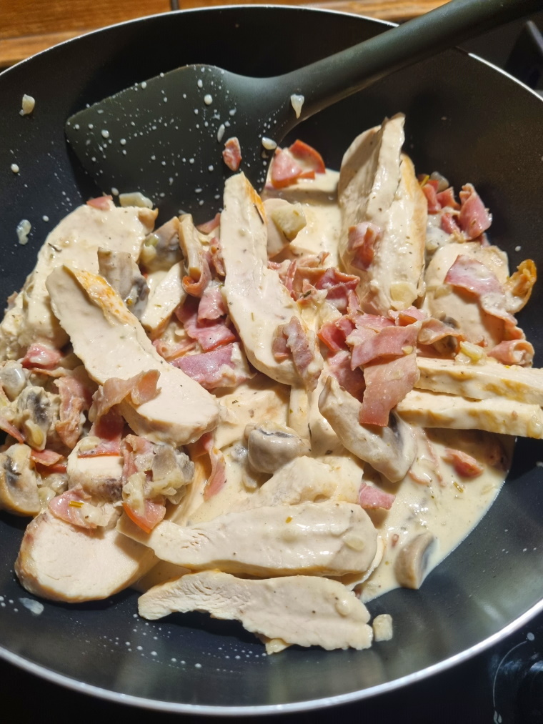 Poulet Sauce Crémeuse Au Bacon Et Champignons