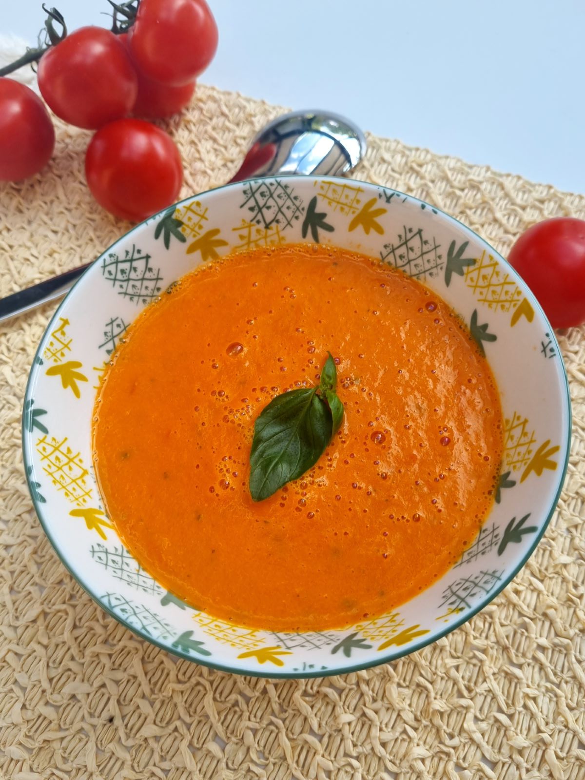 Soupe à la tomate et fromage ail et fines herbes