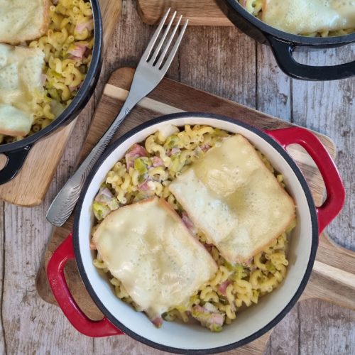 Gratin de coquillettes aux poireaux, jambon et fromage à raclette