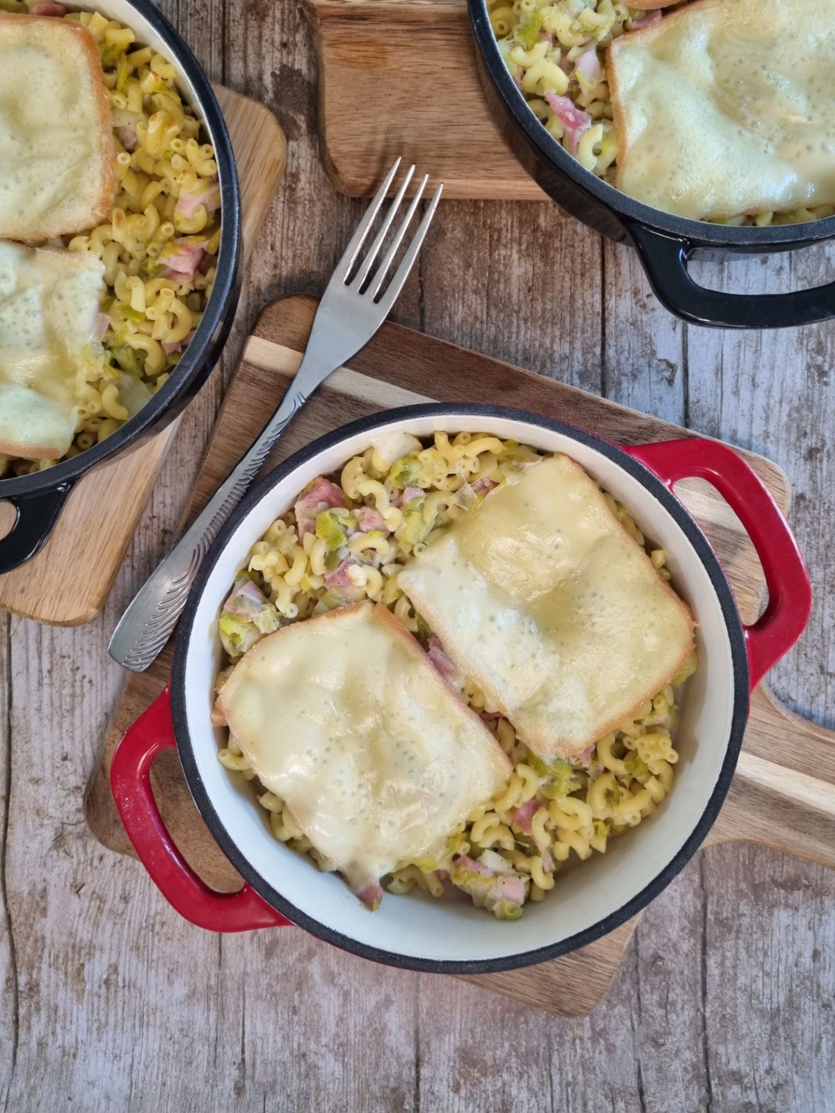 Gratin de coquillettes aux poireaux, jambon et fromage à raclette