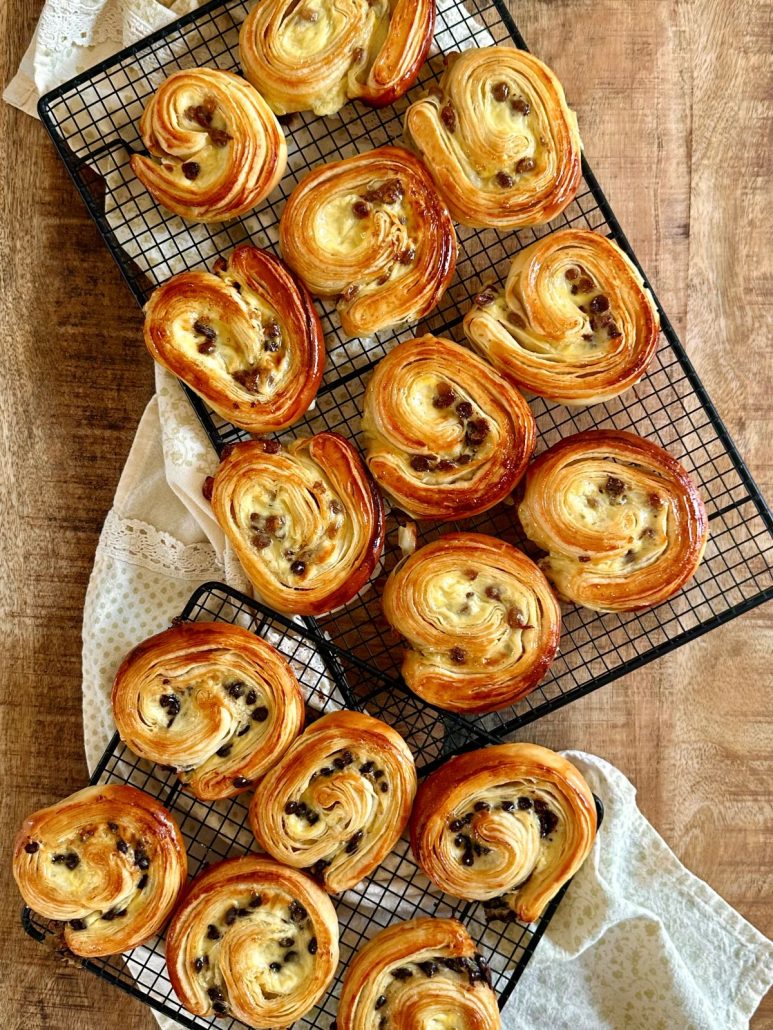 Roulés aux framboises en forme d'escargots