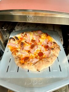 Cuisson de la pizza napolitaine dans le four à pizza extérieur ninja