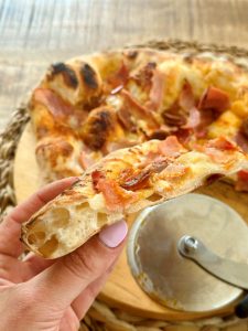 Pizza tomate, fromage, jambon, chorizo