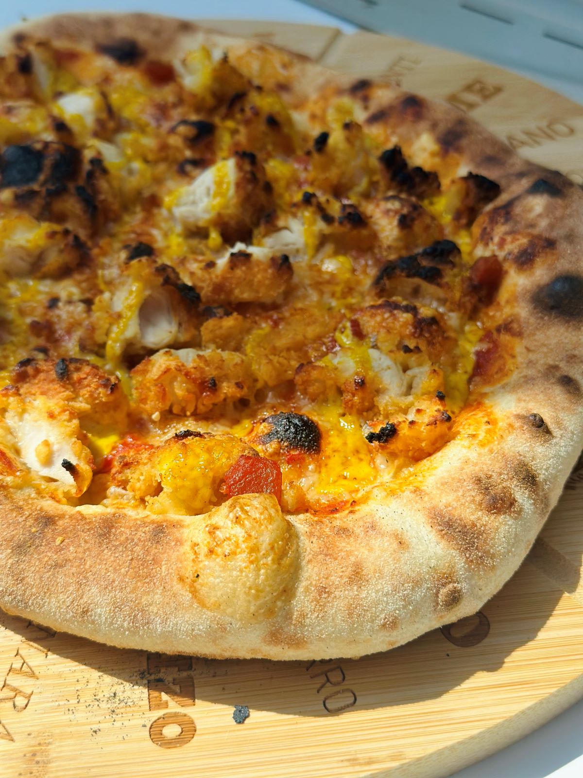 Pizza avec tenders de poulet croustillants, fromage et sauce curry