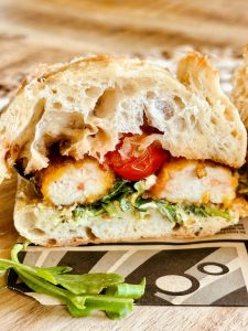 Sandwich chaud baguette, poulet, pesto, tomate et roquette