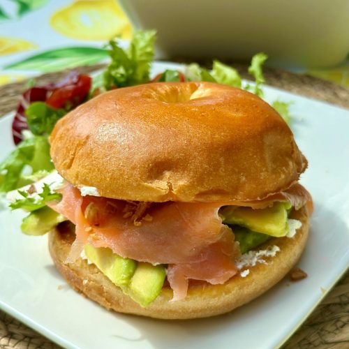 Bagel fromage saumon avocat oignon salade