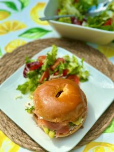 Bagel saumon fumé et salade