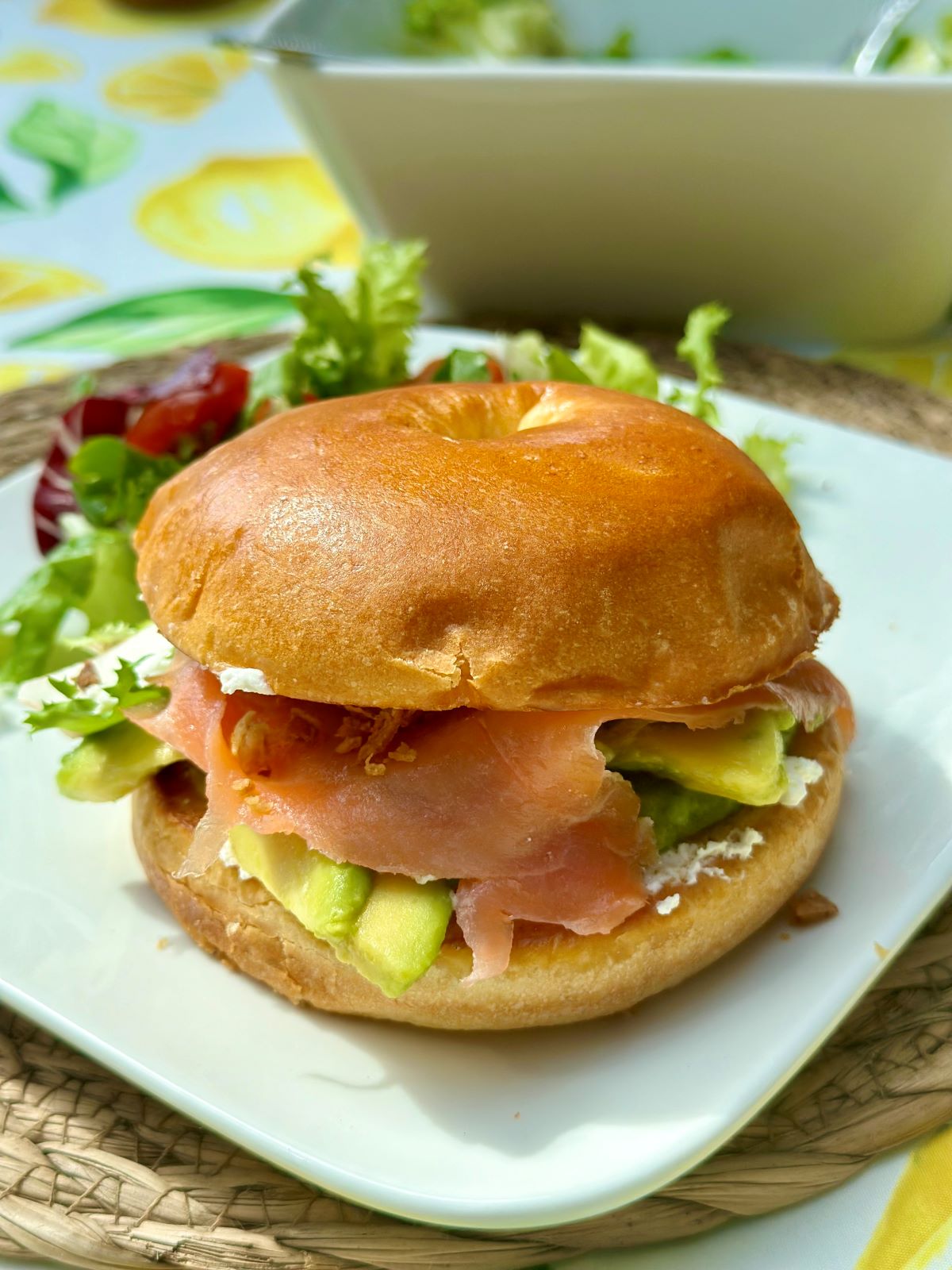 Bagel fromage saumon avocat oignon salade