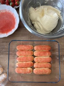 déposer une couche de biscuits à la cuillère imbibés de coulis de fraise