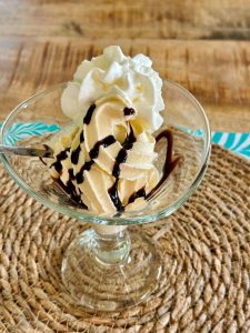 Glace à la fève tonka, chantilly et coulis de chocolat