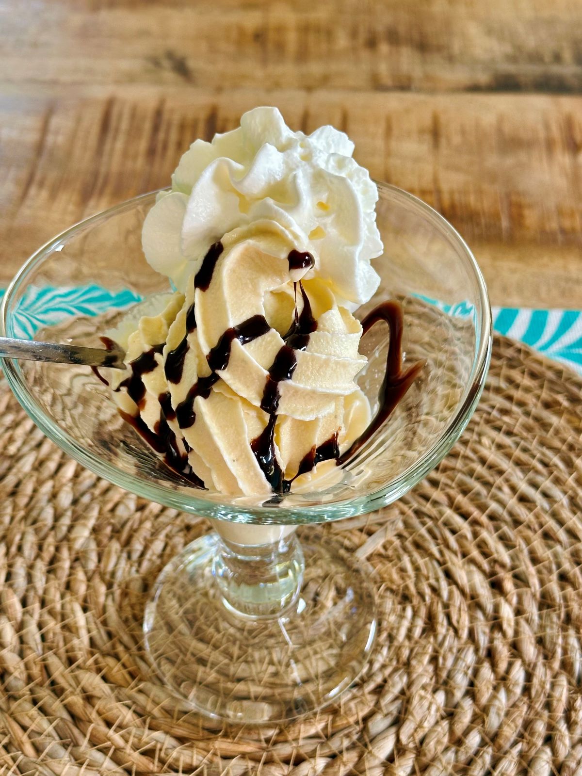 Glace italienne à la fève tonka, coulis de chocolat et chantilly