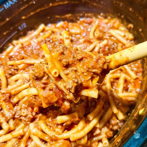 Goulash américain à la mijoteuse, avec pâtes, boeuf, tomate, cheddar