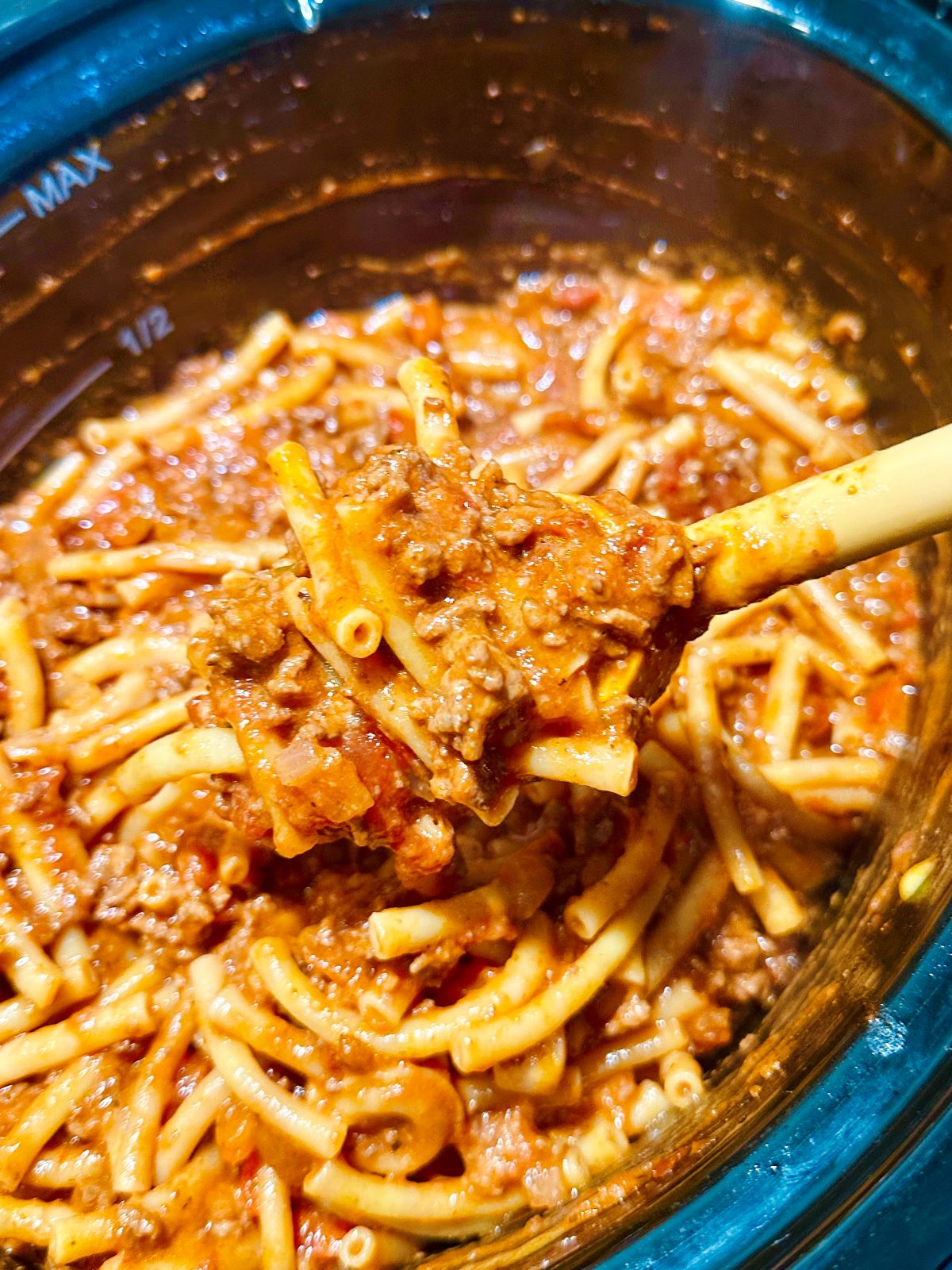 Goulash américain à la mijoteuse, avec pâtes, boeuf, tomate, cheddar