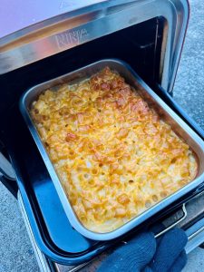 Mac and cheese cuit au Woodfire Ninja en mode fumoir