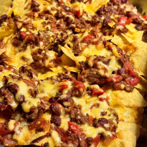 Nachos avec tortillas, chili con carne et cheddar