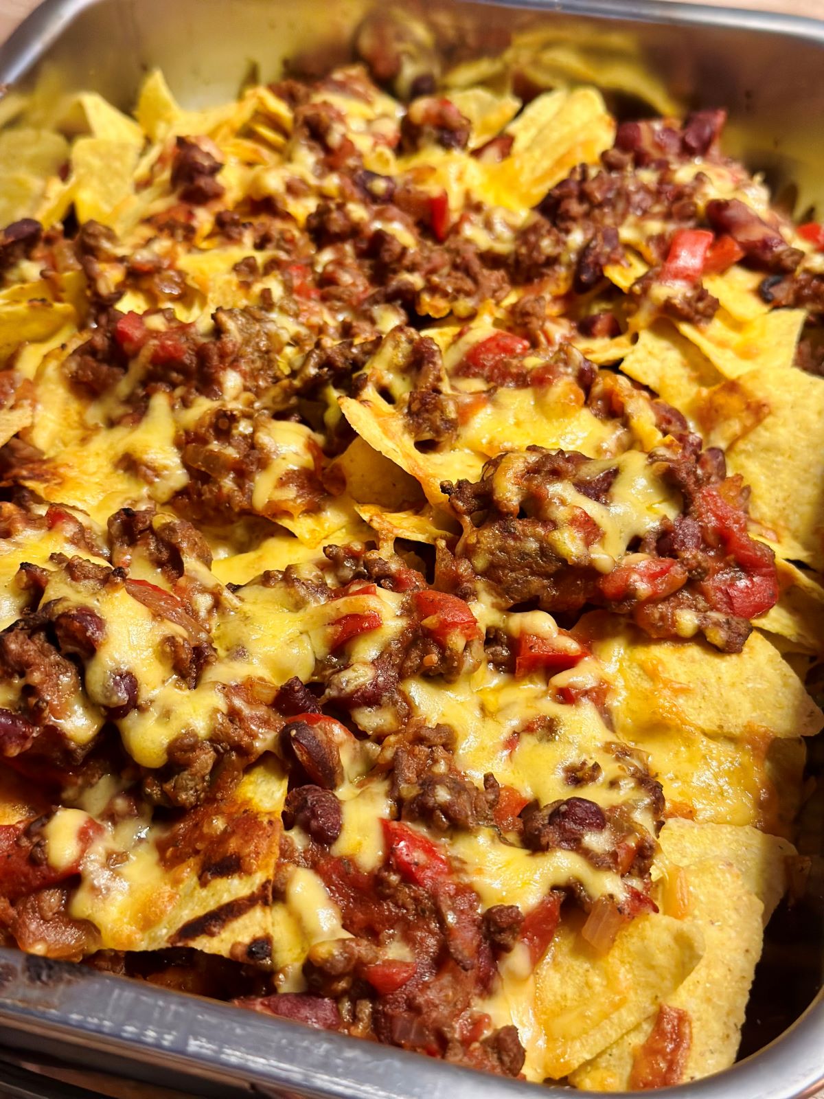 Nachos avec tortillas, chili con carne et cheddar