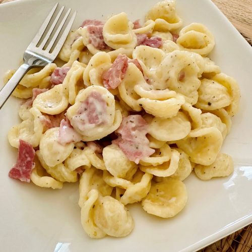 Pâtes à la crème, jambon et parmesan