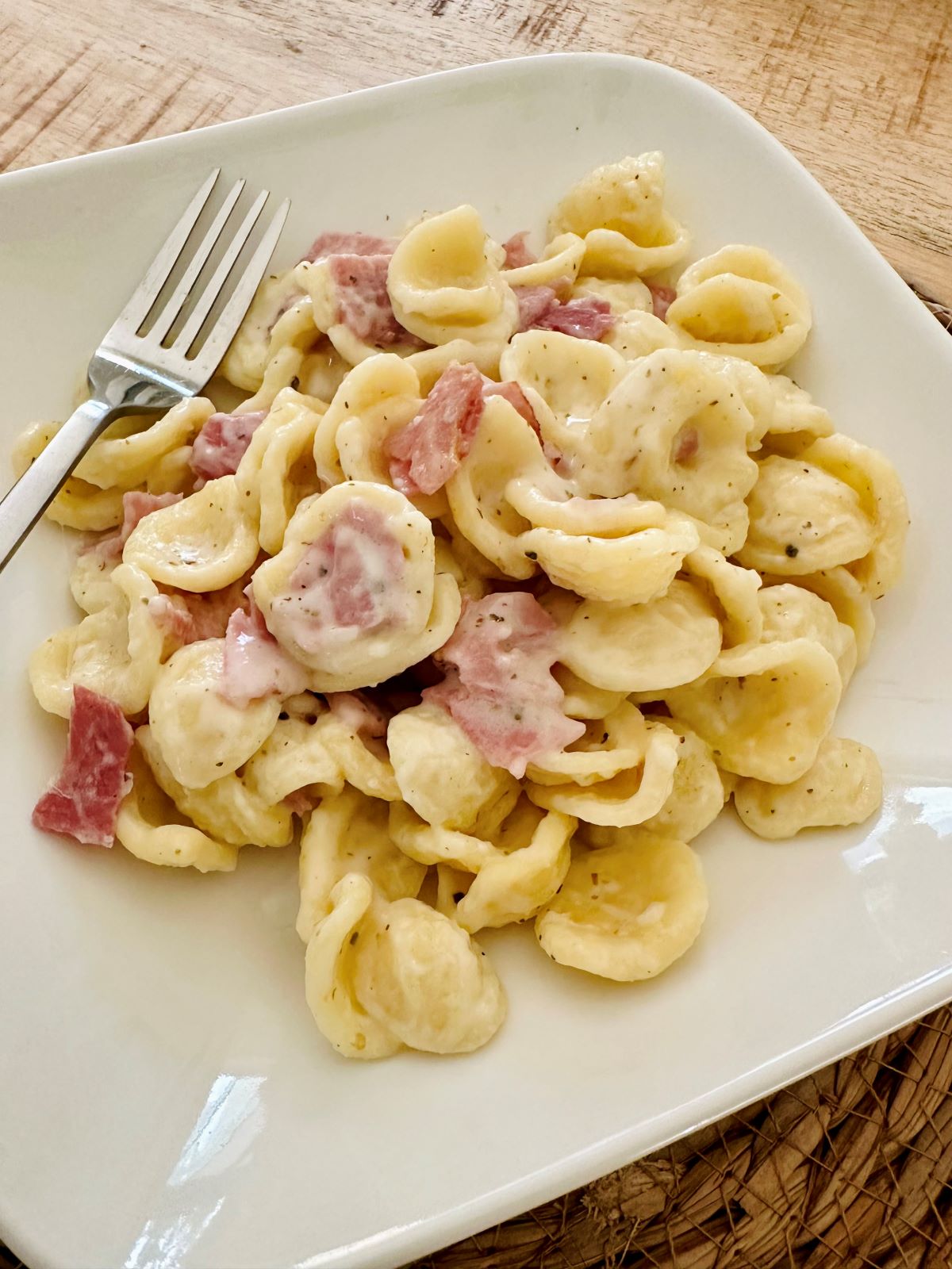 Pâtes à la crème, jambon et parmesan