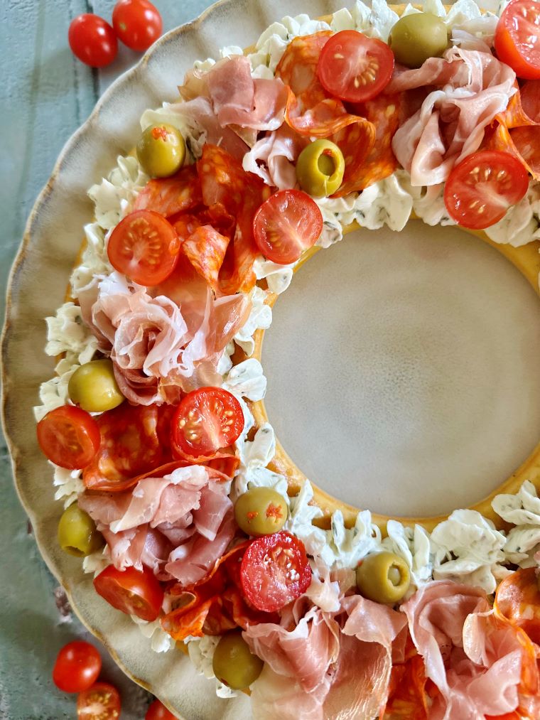 Tarte salée à partager au fromage, charcuterie, tomates cerises et olives