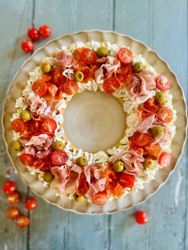 Tarte couronne apéritive à partager avec fromage, charcuterie, olives et tomates cerises