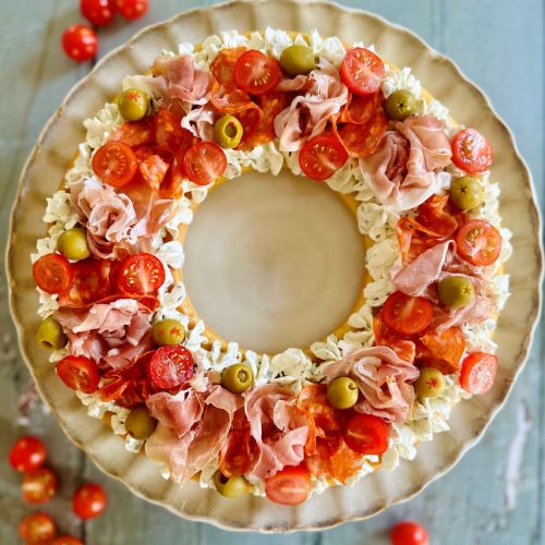 Tarte couronne apéritive à partager avec fromage, charcuterie, olives et tomates cerises