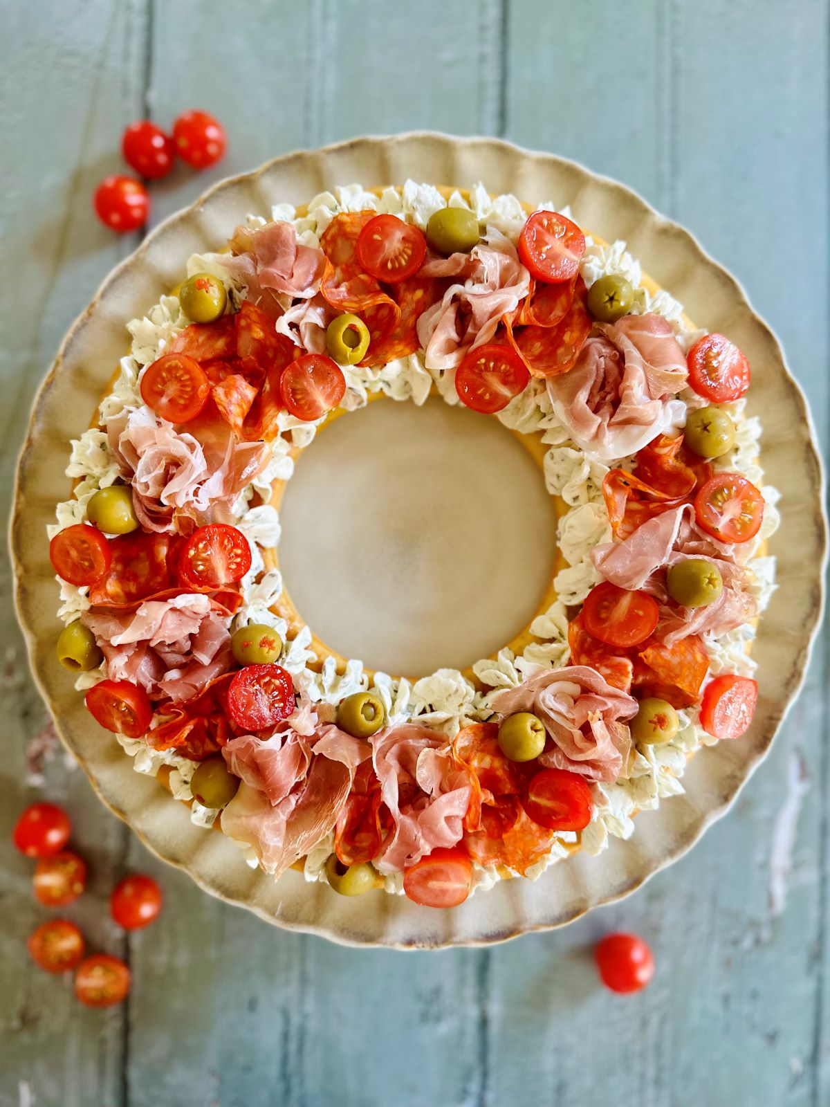 Tarte couronne apéritive à partager avec fromage, charcuterie, olives et tomates cerises