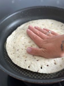 Ecraser la viande avec la tortilla