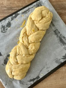 Dorer la brioche tressée avec un oeuf battu