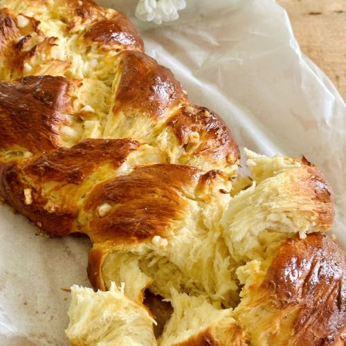 Brioche tressée à la mie filante, aux perles de sucre