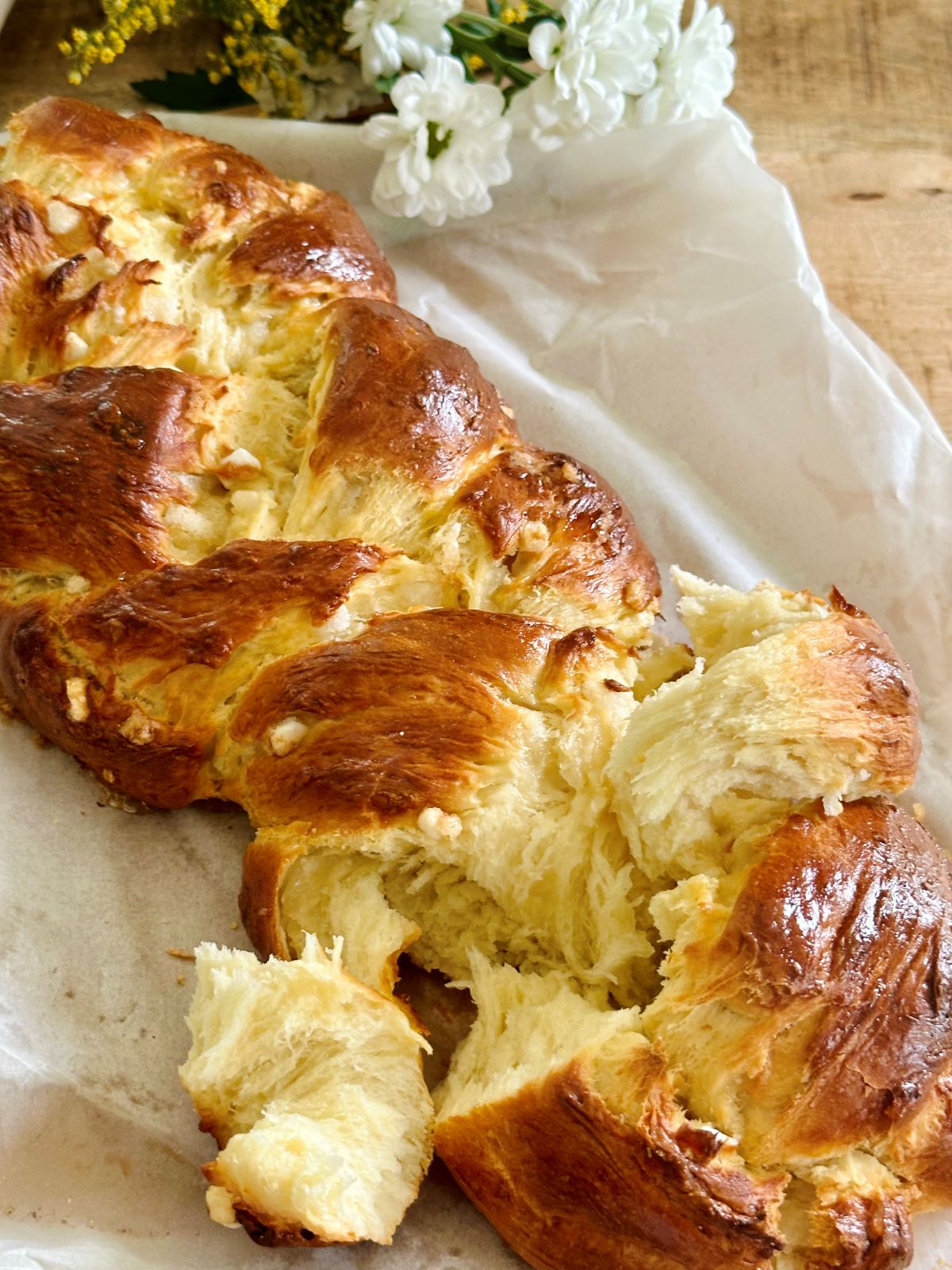 Brioche tressée à la mie filante, aux perles de sucre