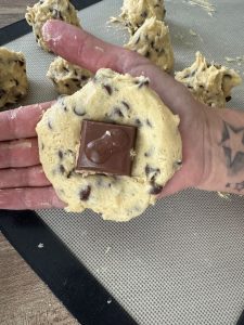 Fourrer les boules de pâte à cookies d'un carré de chocolat