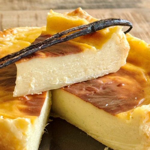 Flan crémeux avec une pâte feuilletée