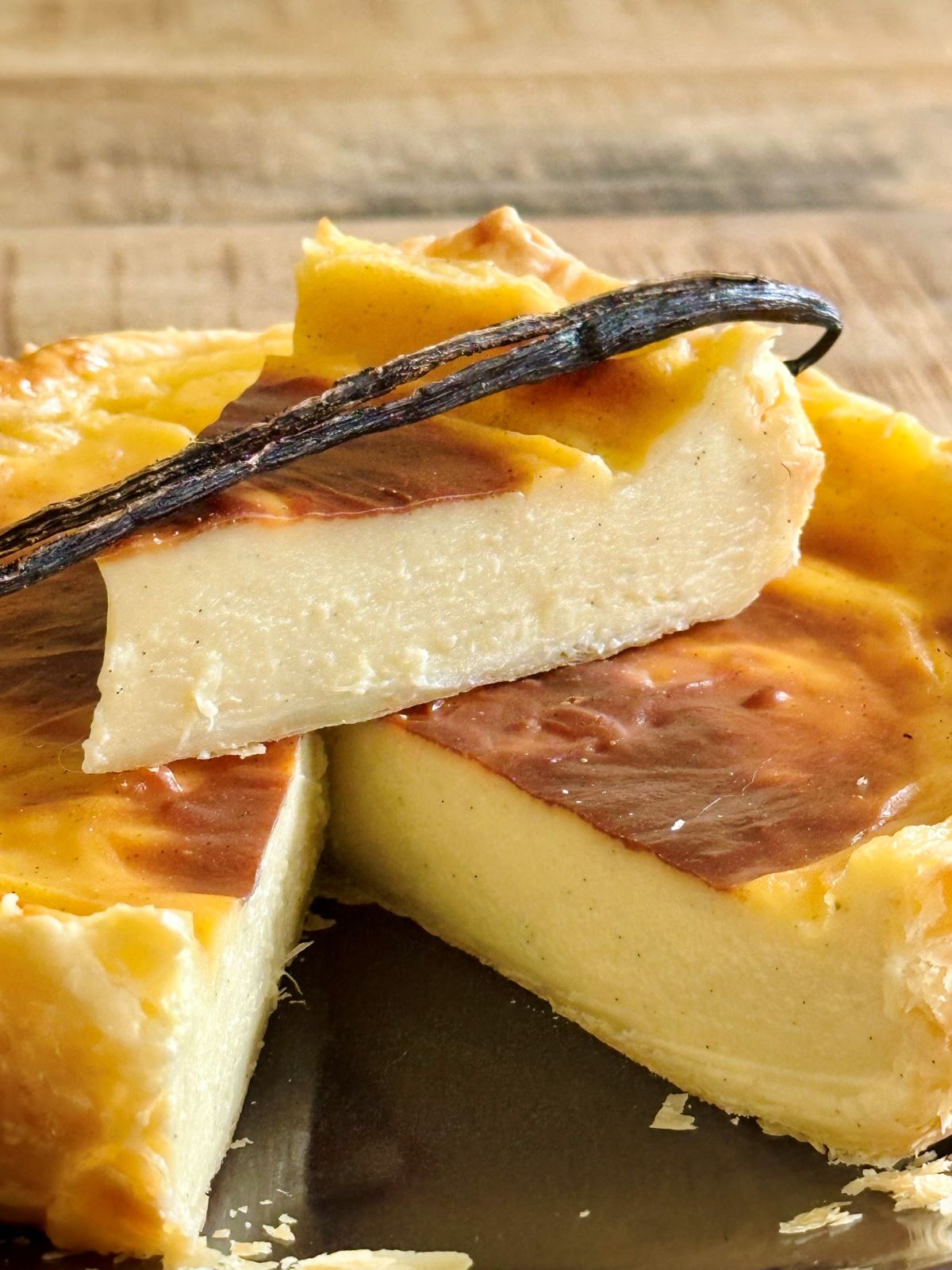 Flan crémeux avec une pâte feuilletée