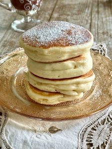 Fluffy pancakes maison avec une sauce au chocolat au lait