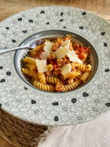 Pâtes, tomates, courgette, chorizo, parmesan