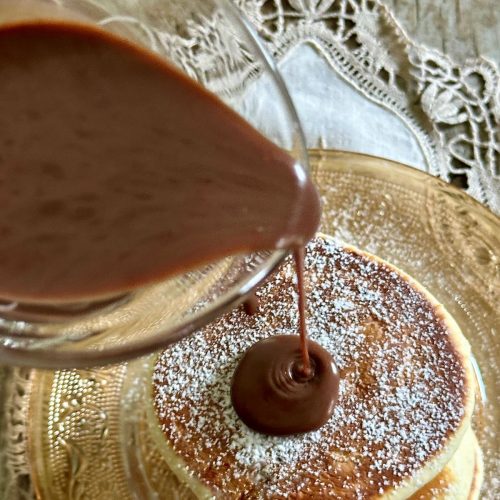 Sauce au chocolat au lait et pancakes