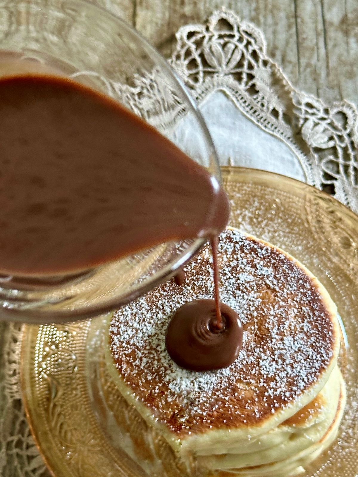 Sauce au chocolat au lait et pancakes