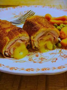 Cordon bleu roulé et petits pois et carottes