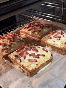 Croque-monsieur au reblochon et lardons