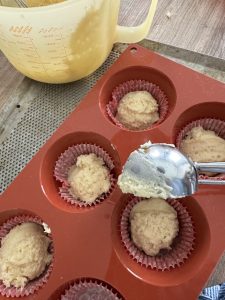 utiliser une cuillère à glace pour remplir le moule à muffins