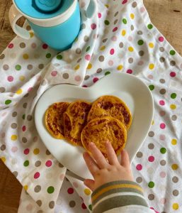 Pancakes salés à la carotte et jambon pour bébé