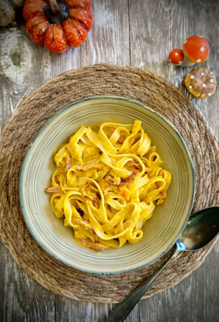 Tagliatelles, crème de potiron au parmesan et lardons