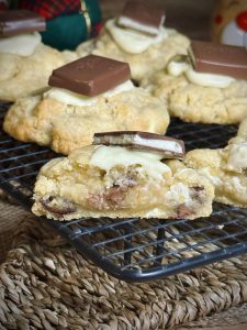 Gros cookie moelleux dedans, avec des chunks chocolat et un topping chocolat et milka