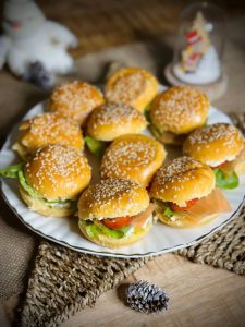 Petits burgers apéritifs, saumon, salade, tomate, fromage