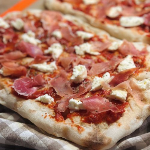 Pinsa sauce tomate, mozzarella, jambon et thym