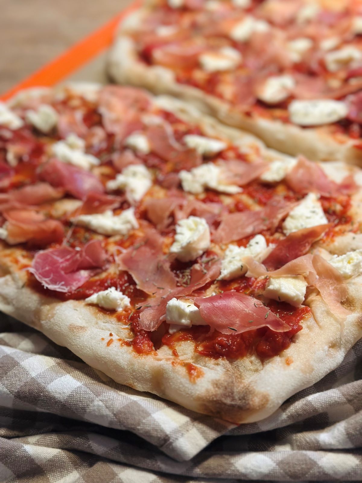 Pinsa sauce tomate, mozzarella, jambon et thym