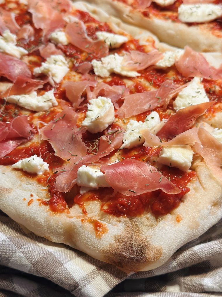 Pinsa sauce tomate, mozzarella, jambon serrano, avec fond précuit