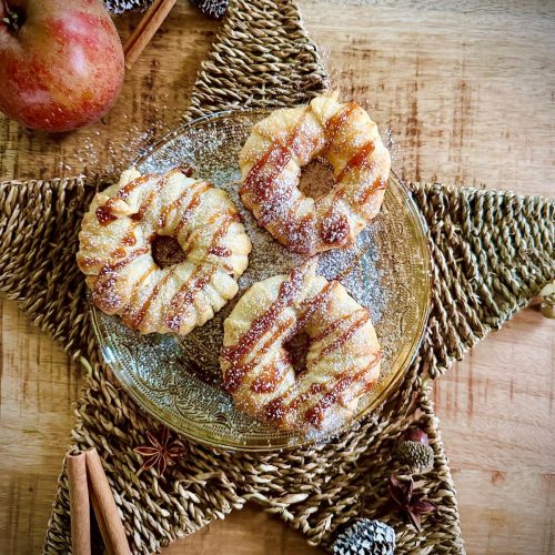 Des pommes en forme de donuts, dans de la pâte feuilletée, avec du caramel beurre salé